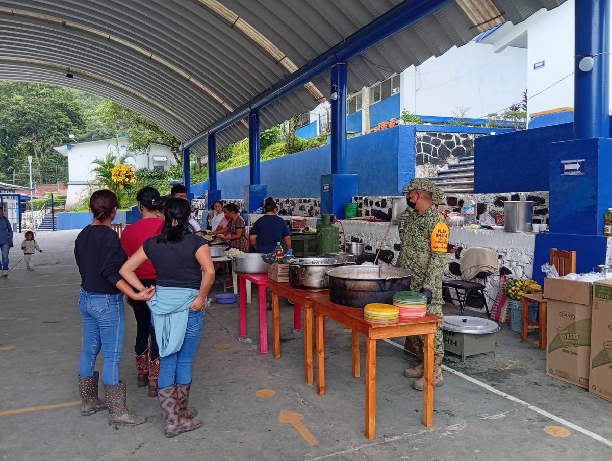 juliomenchaca_'s tweet image. En el municipio de Huehuetla, como parte del plan DN-III-E, habilitamos una cocina comunitaria para brindar atención y alimentación a las familias de la región.
#HidalgoUnido
#PrimeroElPueblo