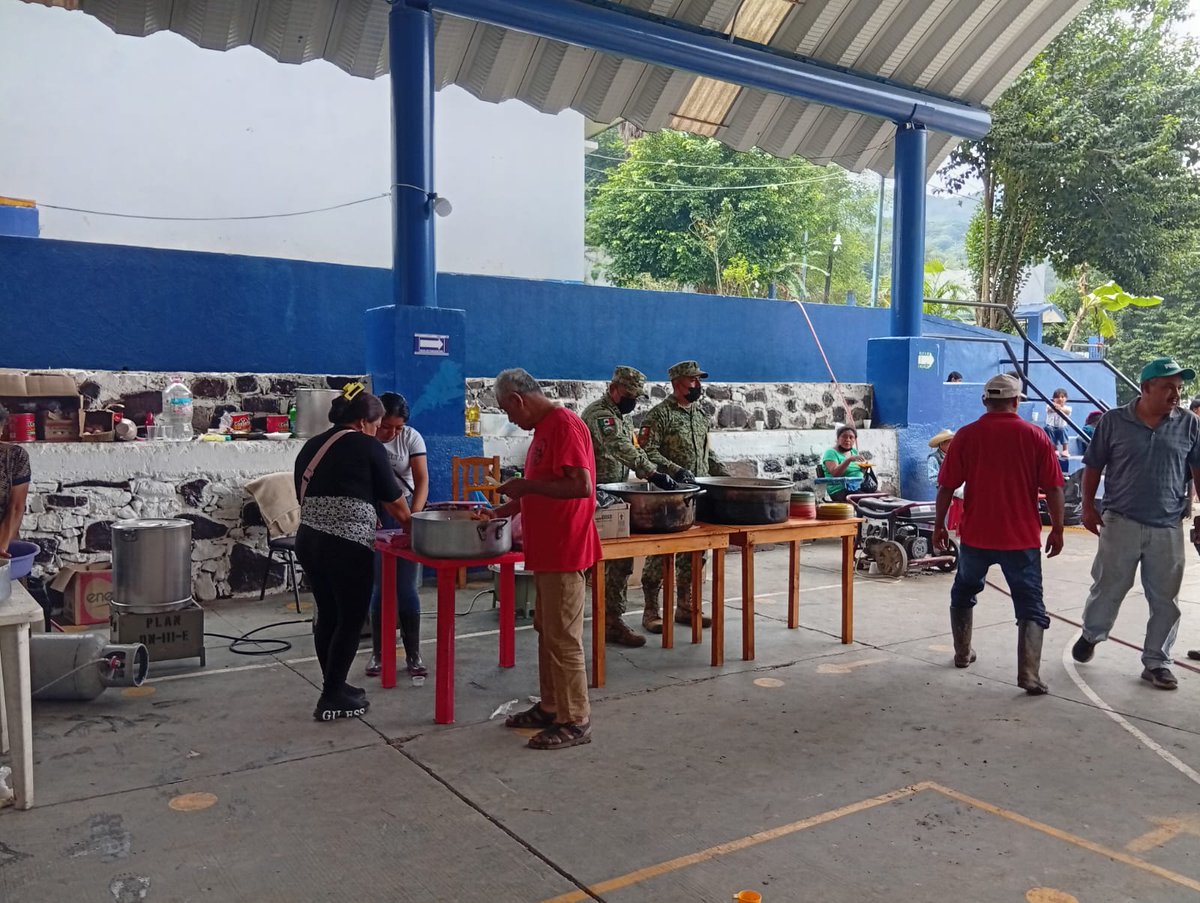 juliomenchaca_'s tweet image. En el municipio de Huehuetla, como parte del plan DN-III-E, habilitamos una cocina comunitaria para brindar atención y alimentación a las familias de la región.
#HidalgoUnido
#PrimeroElPueblo
