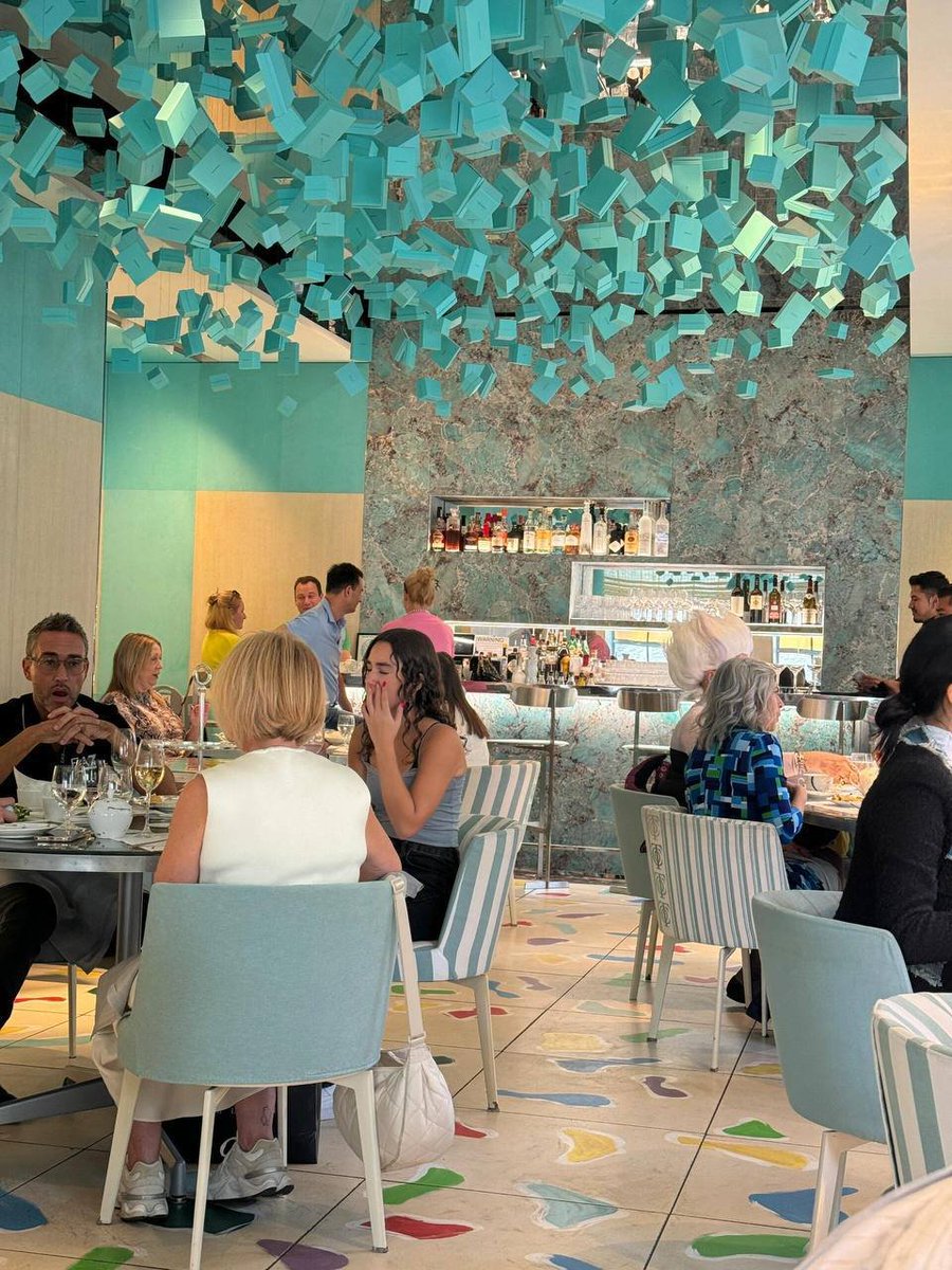 srfxlsusu's tweet image. Sipping tea in style, surrounded by a burst of color and serenity. A perfect start to a relaxing day. 🍵✨ #MorningVibes #TeaTime #CafeMoments