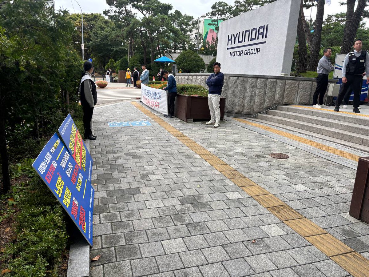 양재동 현대･기아자동차 본사 앞 1인 시위 2회차 진행했니다.

기아차 화성공장의 다섯 동지들은 투쟁을 했다는 이유만으로 부당한 해고와 징계를 당했습니다. 그들이 요구한 것은 노동 탄압과 성적 괴롭힘 없는 안전한 일터였습니다. ‘인간답게 살고 싶다’는 외침이었습니다.