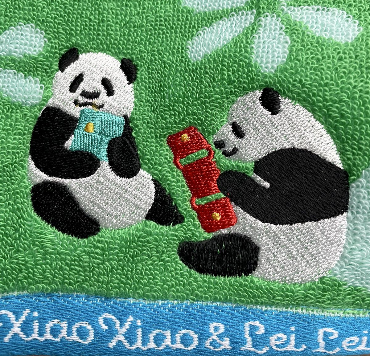 盛大に文字を打ち間違えてますね…シャオシャオレイレイの「ハンドタオルミニ」でした。
刺繍が綺麗ですっ。