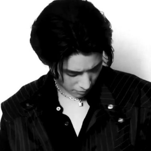 แล้วฮีขมวดคิ้วได้หล่อมาก หงุดหงิดอะไร ความหล่อตัวเองหรอ😭