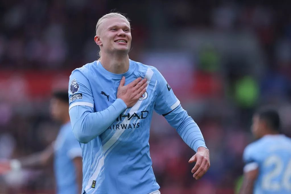 TouchlineX's tweet image. 🚨 Erling Haaland is missing a hard-to-beat record held by Jamie Vardy, which is to score a goal in 11 consecutive Premier League matches.
Jamie Vardy did it in the 2015-2016 season, when Leicester City won the Premier League.
Haaland has reached 7 consecutive Premier League…
