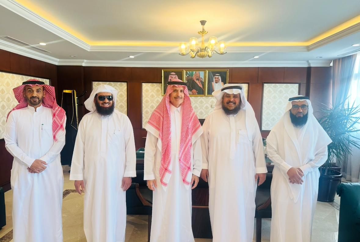 استقبل سعادة محافظ #تيماء/أ.سعد بن نايف السديري،رئيس وأعضاء مجلس الادارة الجديد:
 أ.سليمان بن صالح الصعب 
 أ. فهد حضيري العنزي 
 أ. طالب دفاق الحميدي 
م.تنفيذي / أ.عبدالعزيز محيميد الرشدان
واطلع سعادته على أعمال الجمعية وبرامجها وأنشطتها وثمن سعادته جهود الجمعية في خدمة المجتمع