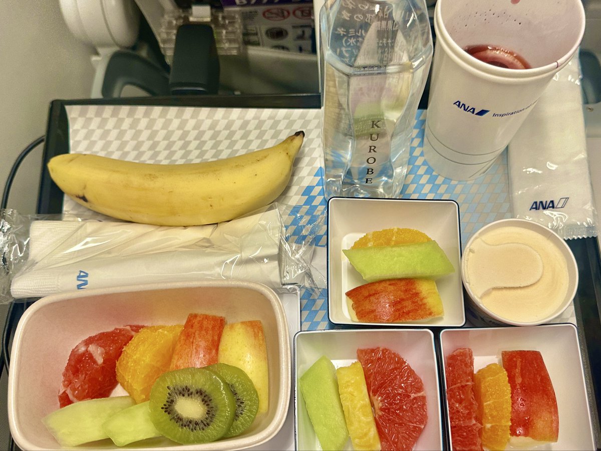 mambon's tweet photo. 34年ぶりの開催となる
🇬🇧大相撲ロンドン場所へ向かうANA B777-300ER機内
幕内の関取衆は、みなさんCクラスに乗れましたが、私はYクラスで、フルーツミールでした🍌🍎🍊🥝🤭💦
#ANA
#THESuite
#TheRoom
#B777300ER
#FPML
#フルーツミール
#特別機内食
#機内誌
#翼の王国
#パラダイス山元の快適な空だけの旅
#快適な空だけの旅
#羽田空港
#ヒースロー空港
#sumo
#相撲
#大相撲
#日本相撲協会
#ロンドン場所
#ロンドン公演
#London
#RoyalAlbertHall
#Heathrow
#HeathrowAirport
#Yahooニュース