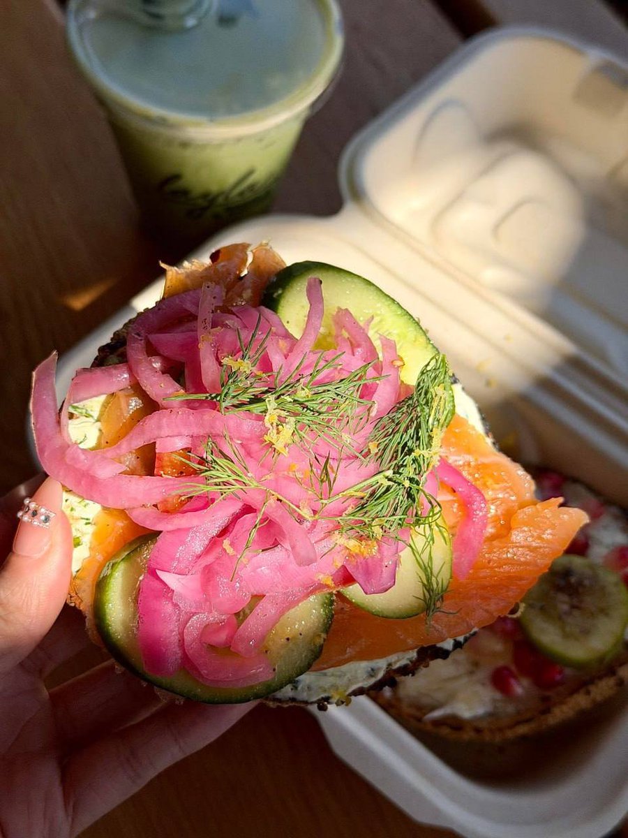 srfxlsusu's tweet image. Starting the day with a fresh bagel, loaded with goodness, and a refreshing iced matcha to match! 🍞🥒🍋 #HealthyStart #BagelLovers #MorningVibes