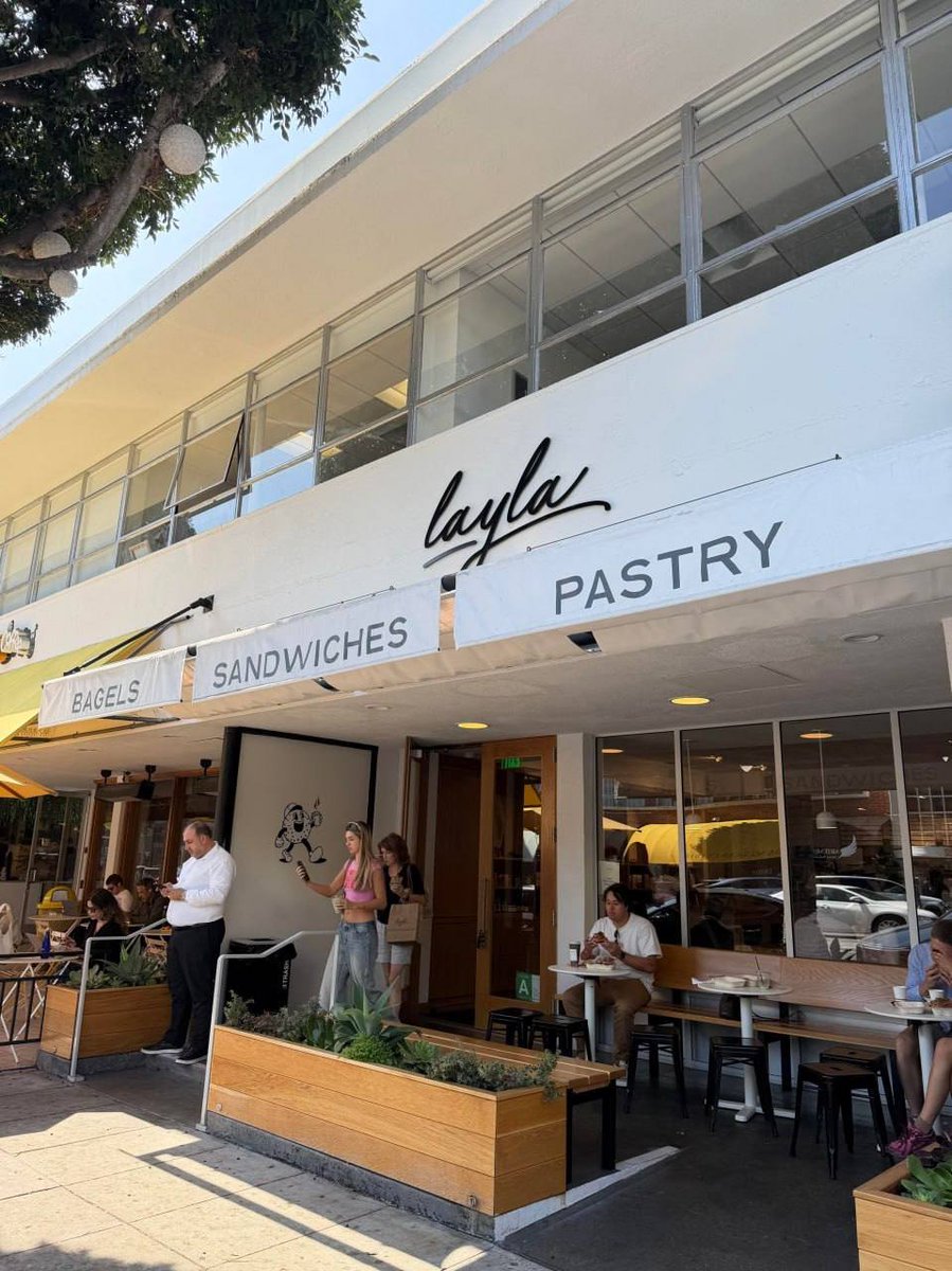 srfxlsusu's tweet image. Starting the day with a fresh bagel, loaded with goodness, and a refreshing iced matcha to match! 🍞🥒🍋 #HealthyStart #BagelLovers #MorningVibes