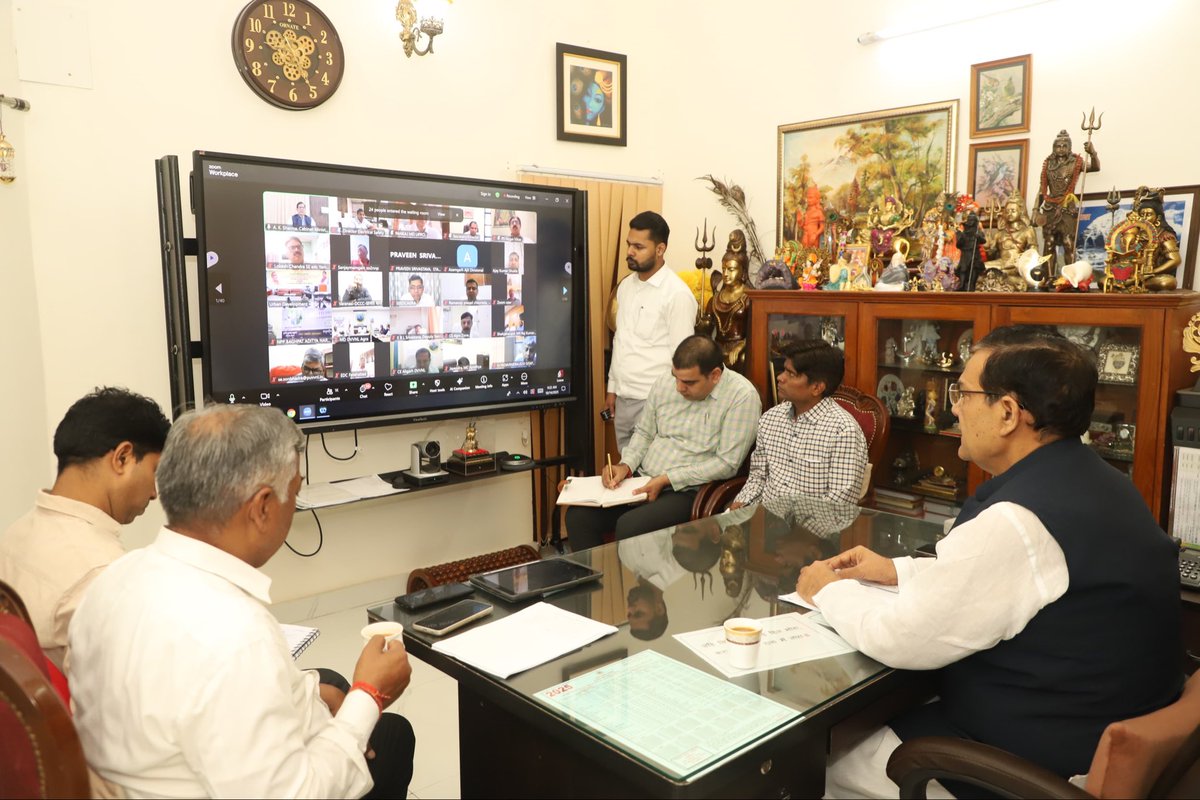 aksharmaBharat's tweet photo. आज प्रातःकाल 9 बजे डेडिकेटेड कमांड एवं कंट्रोल सेंटर (DCCC) की Live Monitoring के माध्यम से प्रमुख सचिव नगर विकास विभाग, निदेशक व सचिव स्थानीय निकाय, DCCC टीम, सभी नगर आयुक्त एवं अधिशासी अधिकारियों के साथ वर्चुअल मीटिंग कर दीपावली, गोवर्धन पूजा व छठ पूजा सहित आगामी पर्व पर हेडक्वार्टर पर रहते हुए विशेष साफ़-सफ़ाई करने, बाजारों में कई बार सफाई करने, सड़कों को गड्ढामुक्त करने, स्ट्रीट लाइट ठीक करने, डेंगू सहित संचारी रोगों के नियंत्रण तथा छठ पर सफाई व सुरक्षा का ध्यान रखने के हेतु विशेष अभियान चलाने हेतु निर्देशित किया।

इस कार्य में बिजली विभाग की भी मदद लेने तथा बड़ा निकाय छोटे निकाय से सहायता ले सके इसके लिए भी दोनों विभागों को संयुक्त रूप से निर्देशित किया। 

इस मीटिंग में दोनों विभागों के एक हज़ार से अधिक अधिकारी जुड़े रहे। 

सबको शुभकामना।

@narendramodi @myogiadityanath 
@AmitShah @JPNadda @mlkhattar @Bhupendraupbjp @idharampalsingh @MoHUA_India 
#SwachhBharat #CleanUPGreenUP
#NayeBharatKaNayaUP
#GoodGovernance #HumaraUP #VikasExpress #DCCC