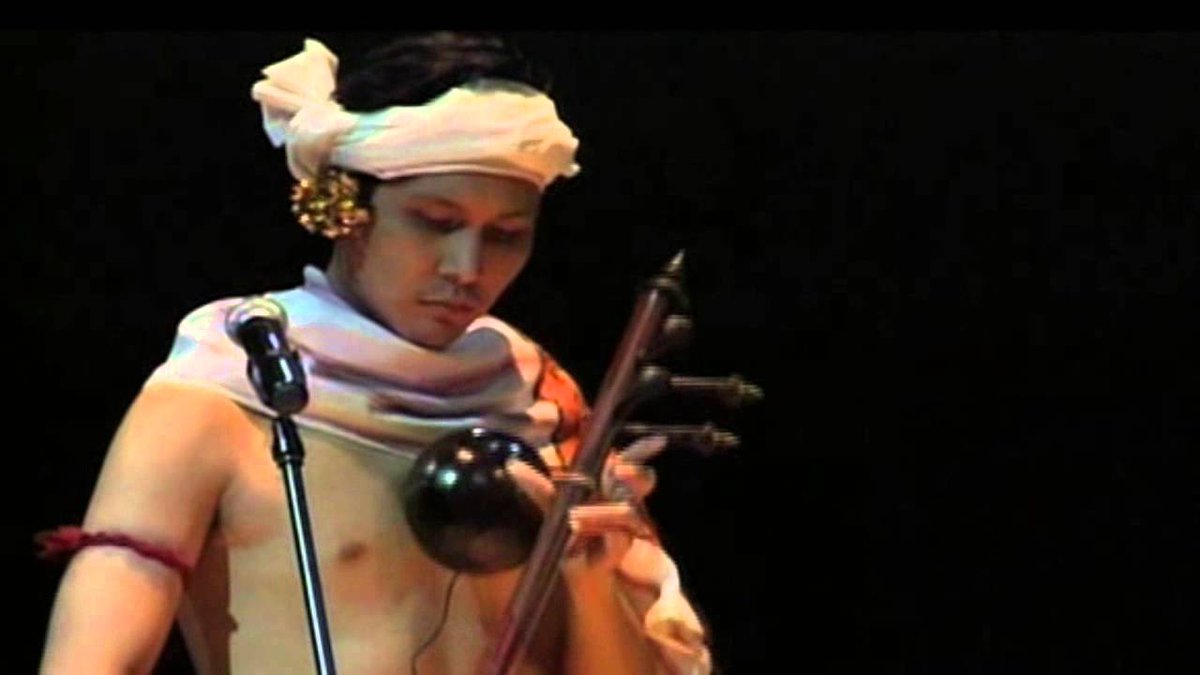 #เขมรเคลม พิณเปี๊ยะ ต้องถอดเสื้อเล่น เพื่อให้กล่องเสียงที่ทำจากกะลาสามารถแนบกับหน้าอกและสะท้อนเสียงได้ดีขึ้น การถอดเสื้อยังเป็นการอวดความแข็งแรงของร่างกายไปด้วยในยุคสมัยก่อน