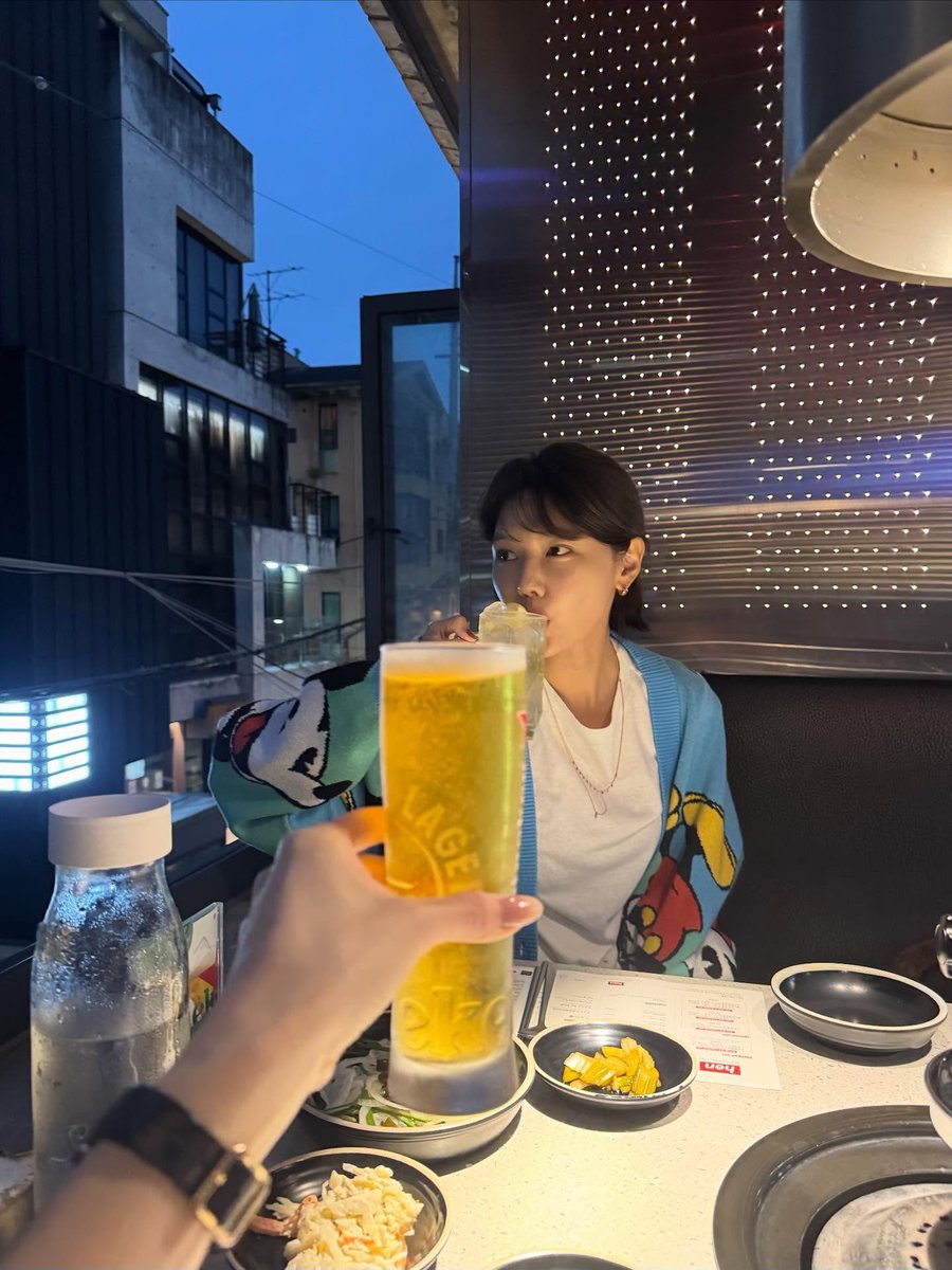 aomtf's tweet photo. ดูมิวสิคัลเสร็จก็ไปกินข้าวด้วยกัน ใส่เสื้อคู่ที่ซื้อมาด้วยกันตอนไปดิสนีย์แลนด์ด้วย โซสวีท 🫠 #SooFany https://t.co/z7DpmN0scC