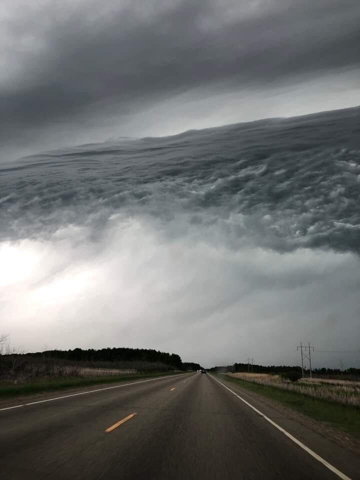 A woman took a pic of these clouds cause they looked like the ocean in the sky😳