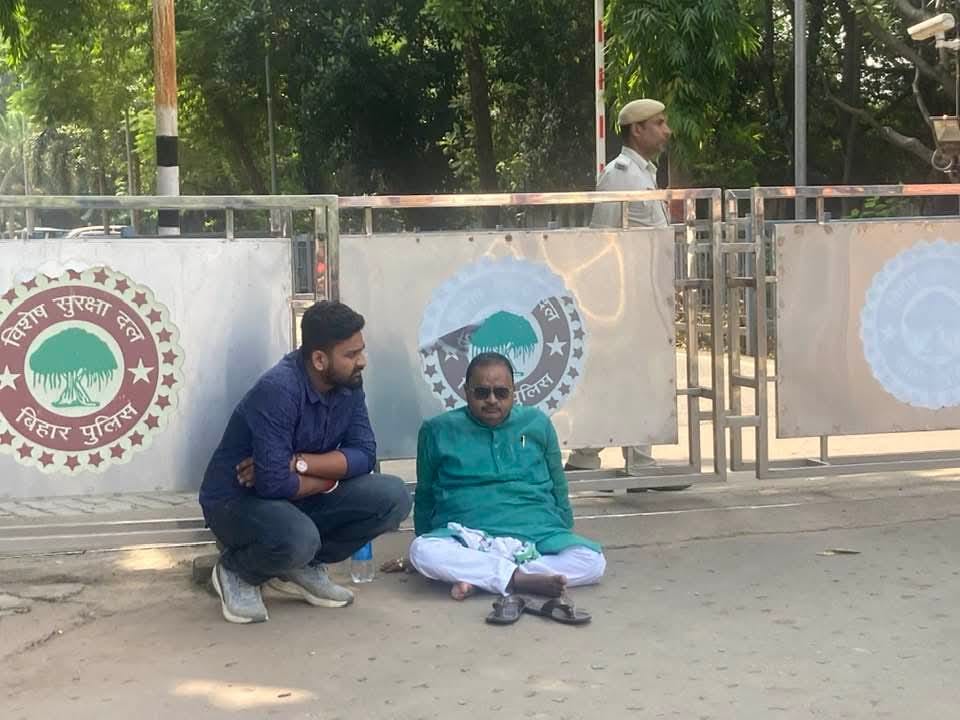 "लीजिए" जदयू विधायक गोपाल मंडल सीएम हाउस के बाहर धरने पर बैठ गए
#Bihar #BiharElection2025 #nitishkumar