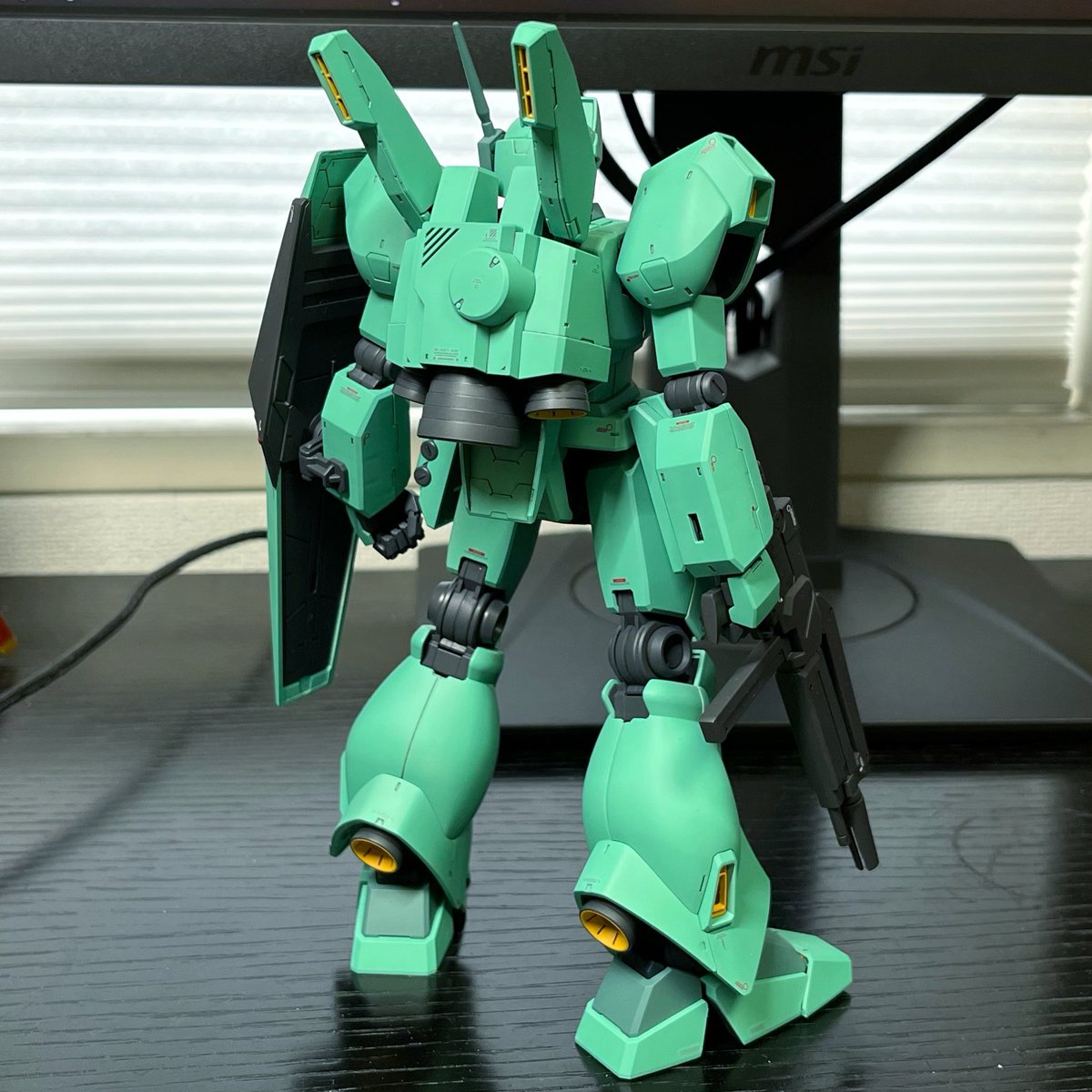 leng_t's tweet photo. 換気しても死なない季節となったためモビルスーツを再開した。ジェガンは200色あんねん状態なので、逆シャア睨みながらロービジっぽく調色したらいい感じになった。

MGはでかいから作ると健康になる。 https://t.co/F45HkSWsTF