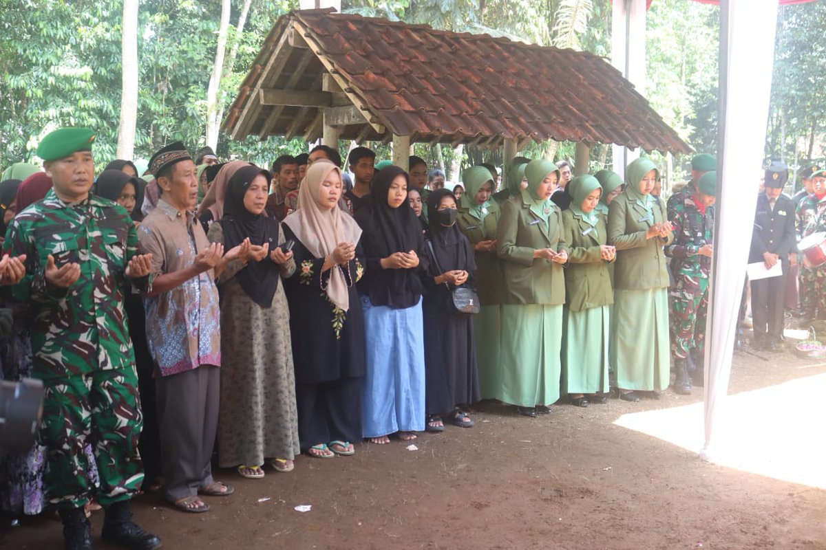 Kebumen – Danrem 072/Pamungkas Brigjen TNI Bambang Sujarwo, S.H., M.Sos., M.M memimpin langsung upacara pemakaman militer almarhum Kopda (Anumerta) Amin Nurohman, di TPU Wangsakara, Dk Banjurpasar, RT 004/001 Desa Banjurpasar Kec Buluspesantren Kab Kebumen, Selasa (14/10/2025).