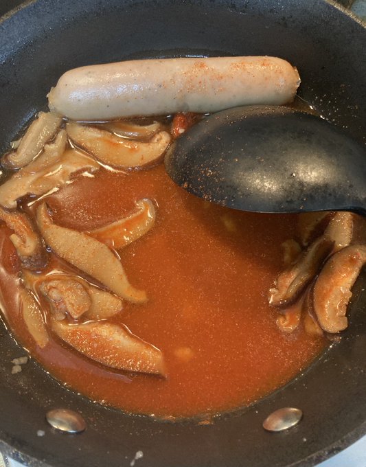 昼飯のパスタ用のソーストマト入れる前からトマトソースみたいな色で笑う 