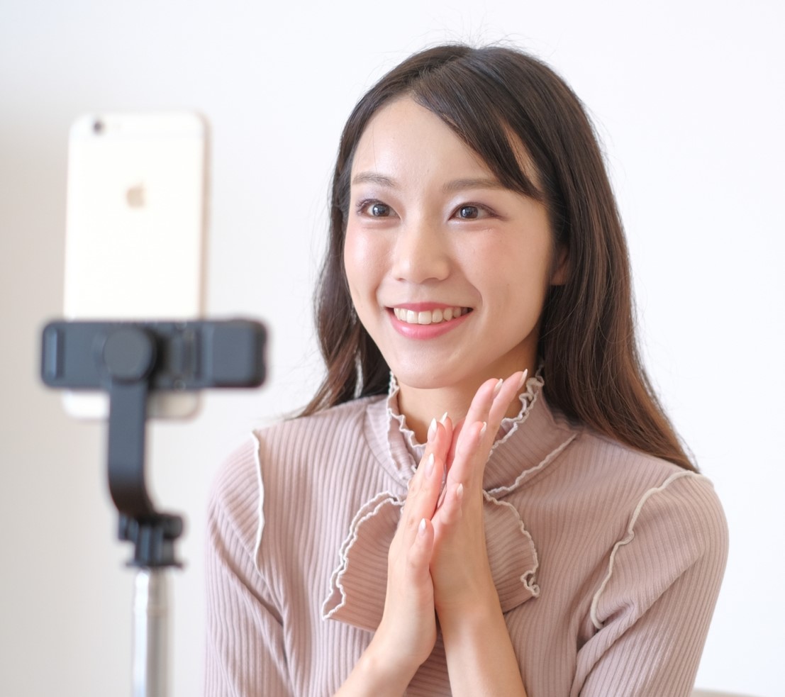 【手軽に始められるライブ配信】
 スマホ1台あれば簡単に始められるのがライブ配信の良いところ。特別な機材がなくても大丈夫です。