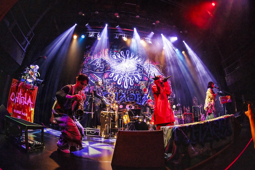 Vif_music's tweet image. 🟦Live Report🟦
CHAQLA.、自らが信じる音楽とアートを詰め込んだ劇場公演「芸達者」＠ 浅草花劇場のレポートをUP！

▶️vif-music.com/2025/10/14/cha…

#Vif #CHAQLA #芸達者
@CHAQLA_offi
@Bikky3eye