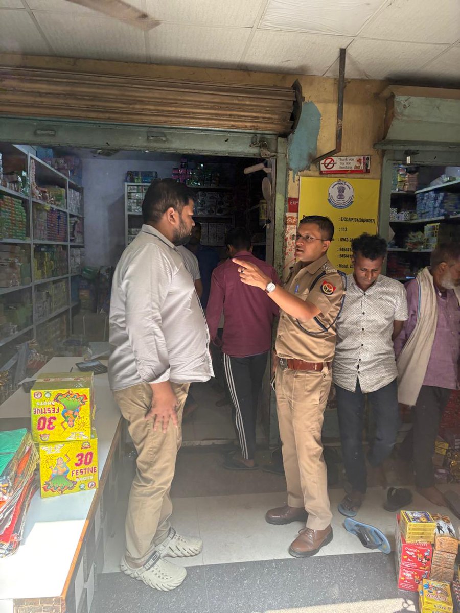 मुख्य अग्निशमन अधिकारी, वाराणसी द्वारा दिनांकः 13.10.2025  को जनपद वाराणसी स्थित पटाखा की दुकानों एवं भण्डारण कक्षों का अग्निशमन सुरक्षा व्यवस्था के दृष्टिकोण से निरीक्षण  किया गया एवं आवश्यक दिशा निर्देश भी दिये गये।