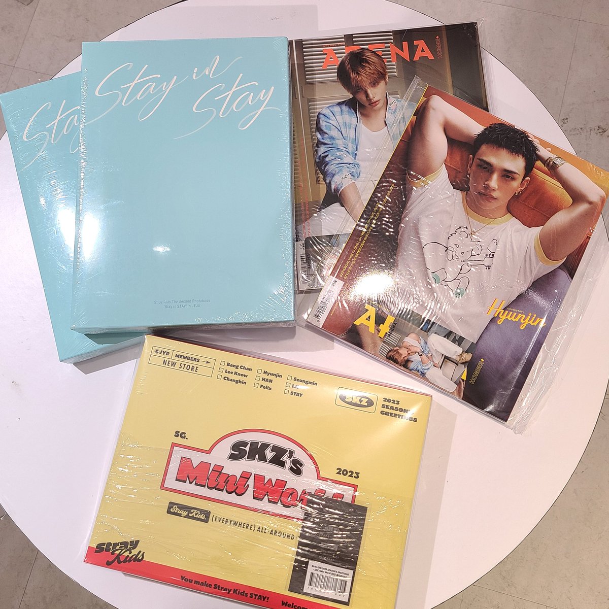 busandepart_jp's tweet photo. STAYの皆様～⭐【入荷情報‼️】
スキズのシーグリやフォトブック、画報等沢山入荷しました！
過去アルバムも特典付きで多数入荷しております🎶
数に限りがございますので、気になるSTAYさんはお早めに‼️

#straykids #スキズ #なんばマルイ #BUSANDEPART https://t.co/MWSHeGDoPq