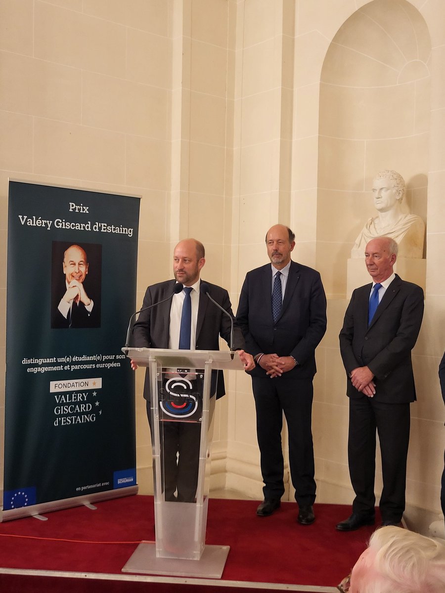 PRIX VGE I Soirée mémorable au Sénat hier en présence du Ministre chargé de l'Europe, Benjamin Haddad venu féliciter la lauréate du Prix VGE 2025, Lauriane Denger et les deux finalistes Serge Contant et Camille Nolla: des étudiants brillants qui s'engagent pour l'Europe 💫

#VGE