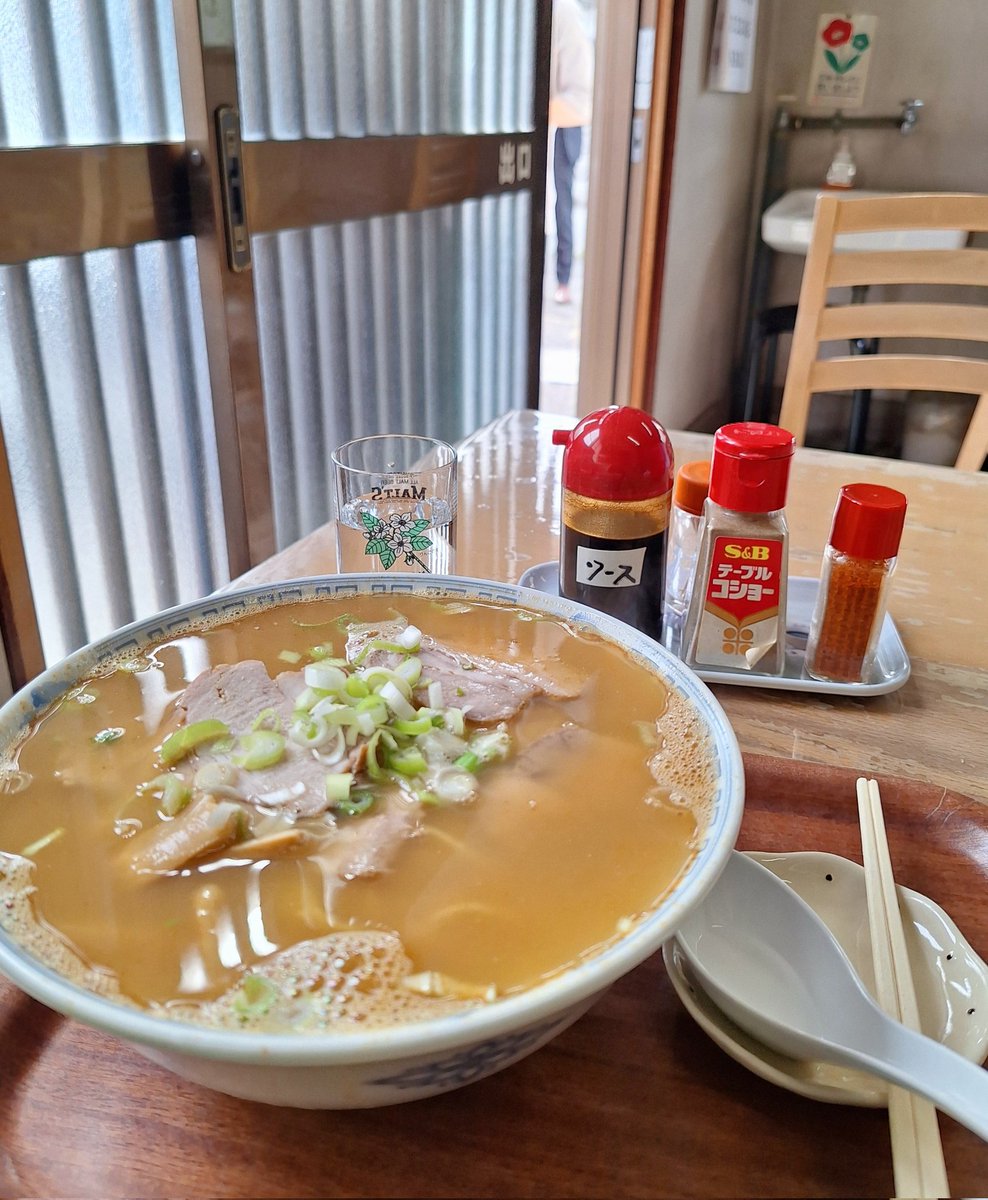 なみなみ～チャーシュー麺。
この下には大盛の麺が潜んでいるのです。やはり、旨し。腹パンです。
ゴチでしたっ。
#味の店(工藤製麺所)