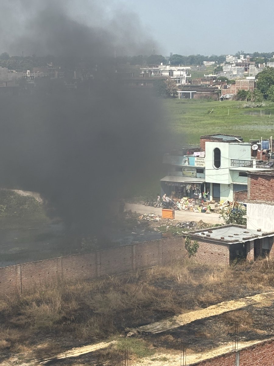 Inndiannn's tweet photo. Hi @balliapolice @dmballia @myogiadityanath 

Someone here is burning plastic. You can clearly see the blue sky turning into toxic air. These people need some lesson. People will start barking about diwali pollution but this is way more than it.

Please set an example. https://t.co/NFxq9pIhO6