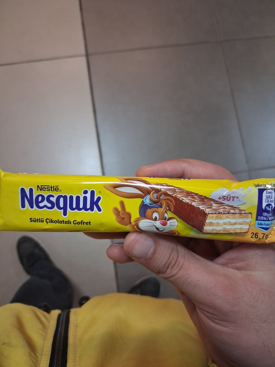 Biraz önce karnım azıcık kazındığı için şunu aldım. Arkadamdaki teyze koca koca adamın yediklerine bak dedi.....