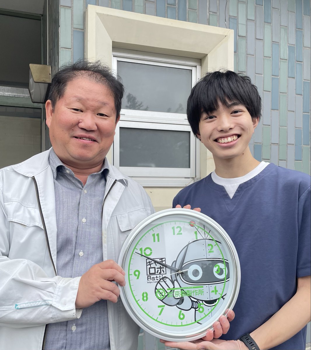 NITIC_RobotClub's tweet image. 株式会社京都製作所様より、キャチロボ時計をいただきました！！
キャチロボ公式【@CatchRobo 】

今回は茨城B「御開帳！水戸黄門」のチームリーダーと、指導教員の2ショットです！！