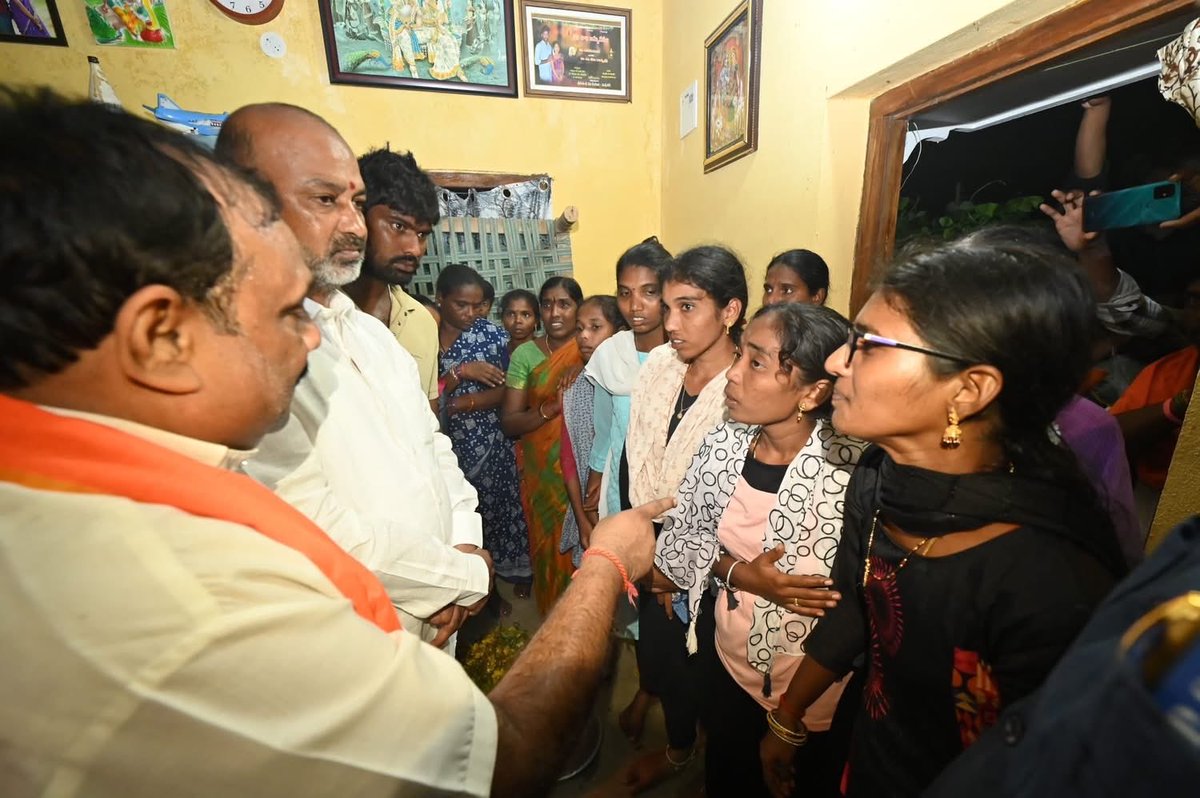 SrinivasGomase's tweet photo. (12-10-25) 
Visited Madhukar’s family  along with Bandi Sanjay garu &amp; Sirpur MLA Dr. Harish Babu garu. called his death a Congress-driven murder and demanded arrests in 48 hrs—warning of statewide protest. @BJP4Telangana https://t.co/BsynYTWvXs