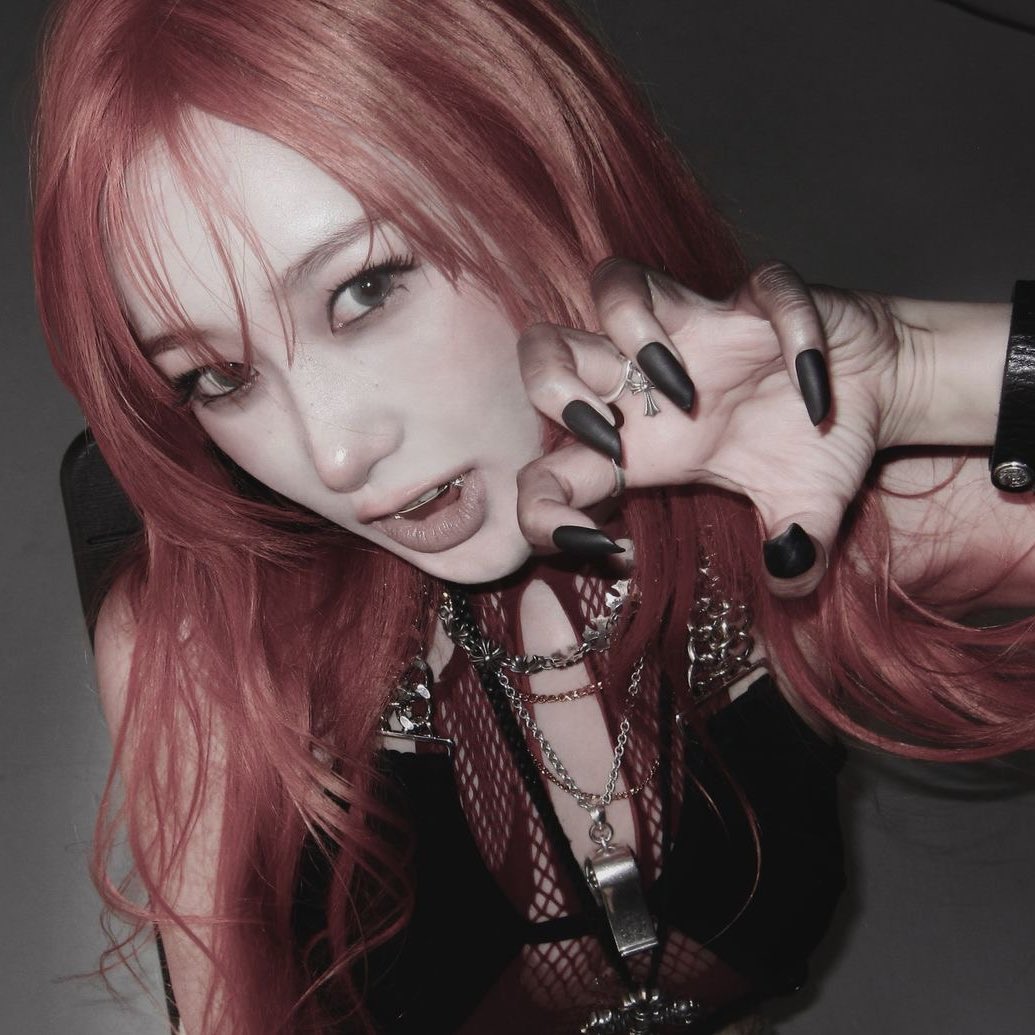 ⠀⠀⠀⠀₍⠀ riri.⋆  ₎   her  faceclaim  btw.   😽