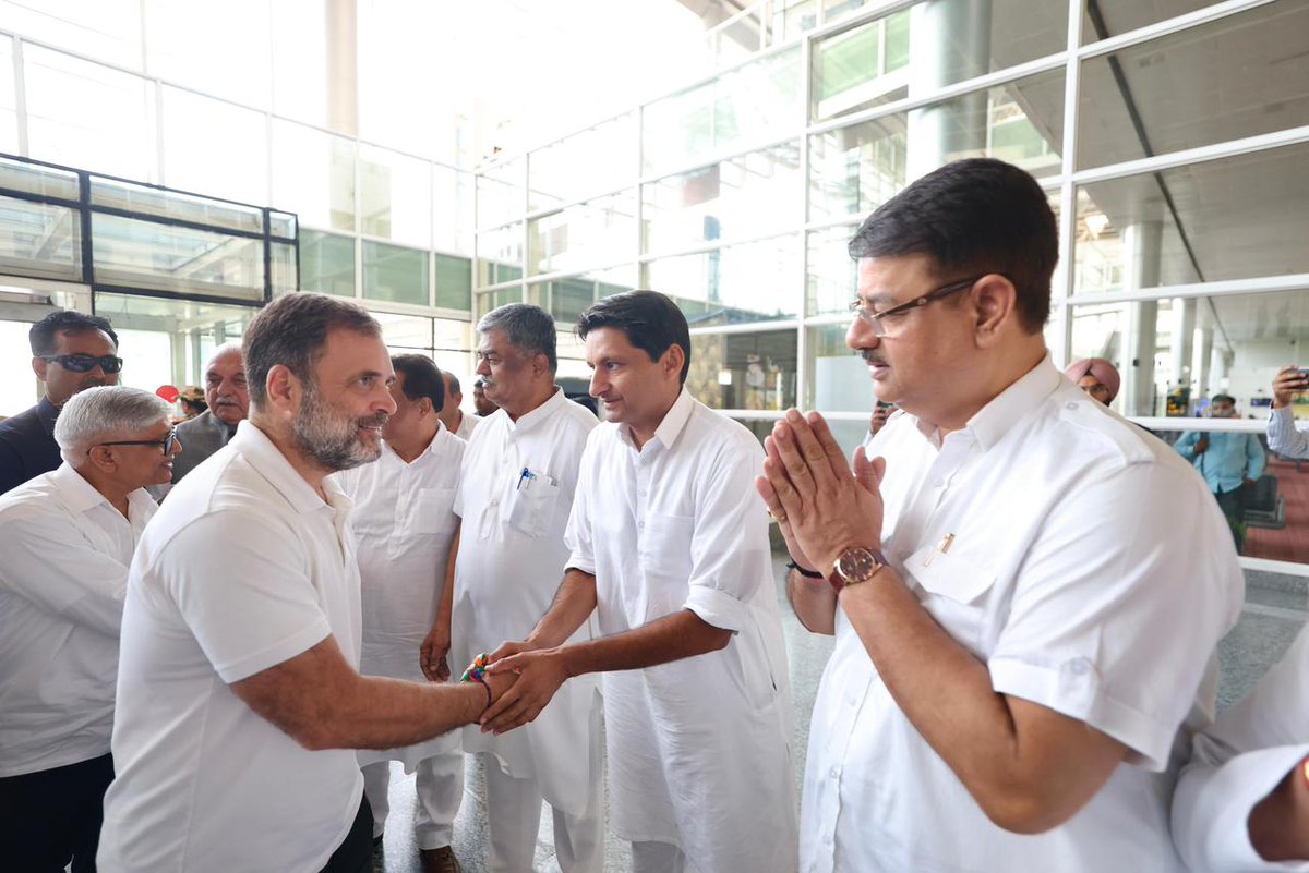 नेता विपक्ष श्री <a href="/RahulGandhi/">Rahul Gandhi</a> जी आज चंडीगढ़ पहुंचे हैं।

वे यहां हरियाणा के IPS अधिकारी रहे वाई पूरन कुमार जी के परिजनों से मुलाकात करेंगे।