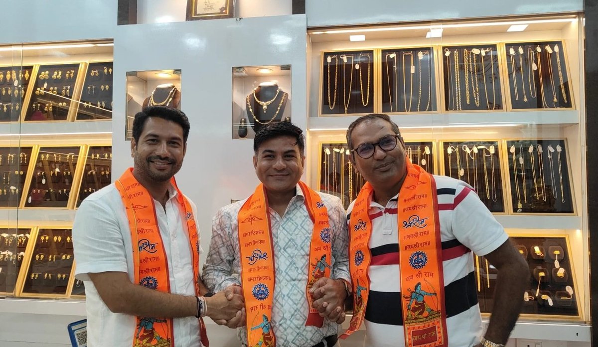 RiyaAssociates's tweet photo. मेरे परम मित्र गजेन्द्र जी, Bandhan Gold (Goregaon) आपसे मिलना हमेशा आत्मीयता, सम्मान और प्रेरणा से भर देता है😍🤝।  आपका सरल स्वभाव, स्पष्ट विचार और मित्रता का भाव दिल को छू जाता है। ईश्वर से कामना है कि आपकी मुस्कान😍और ऊर्जा यूँ ही बनी रहे। सदैव स्नेह और साथ के लिए आभार।🤝❤️🤝 https://t.co/LCUhBvffEj
