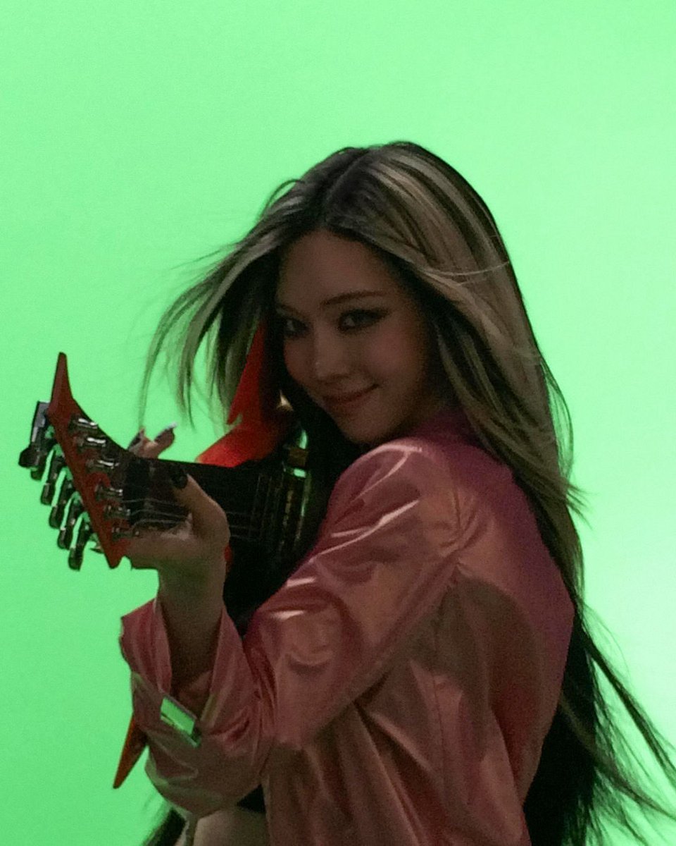 They said rockstars don’t smile, but maybe they just never met one who could. 🎸