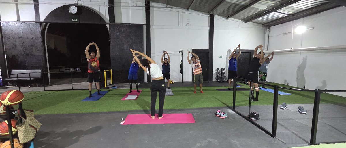 memot4correa's tweet image. Los triunfos del equipo no llegan por qué si, siempre estamos trabajando, dando el extra para llegar al exito de ROKA Team 🔥
.
Trabajo en cancha y fuera de ella .. yoga hoy tocó 🙌🏽
.
#noparamos
