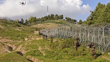 naaz_mahar's tweet photo. Security forces foiled a major infiltration attempt along the Line of Control in #Machil sector, #Kupwara.
Two terrorists were gunned down while trying to cross into Indian territory.
A large-scale search operation is underway to ensure no further intrusion. #Kashmir @bdun53 https://t.co/K6SfrRQVVx