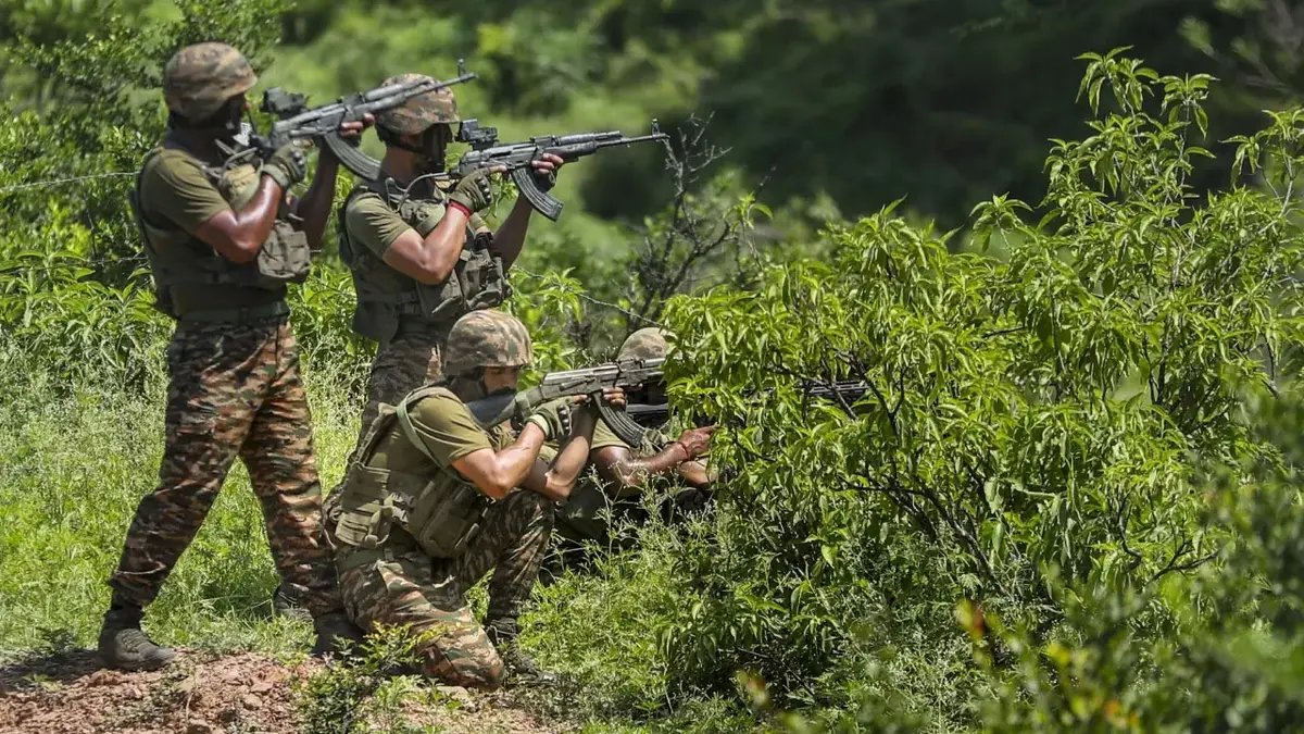 naaz_mahar's tweet photo. Security forces foiled a major infiltration attempt along the Line of Control in #Machil sector, #Kupwara.
Two terrorists were gunned down while trying to cross into Indian territory.
A large-scale search operation is underway to ensure no further intrusion. #Kashmir @bdun53 https://t.co/K6SfrRQVVx