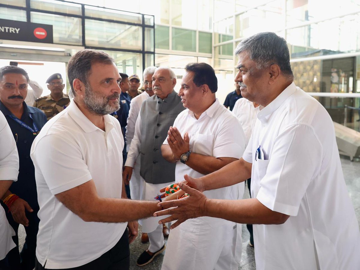 varunchoudhary2's tweet image. LoP श्री @RahulGandhi जी आज चंडीगढ़ पहुंचे, यहां राहुल जी हरियाणा के पूर्व IPS अधिकारी वाई पूरन कुमार जी के परिजनों से मुलाकात करेंगे।