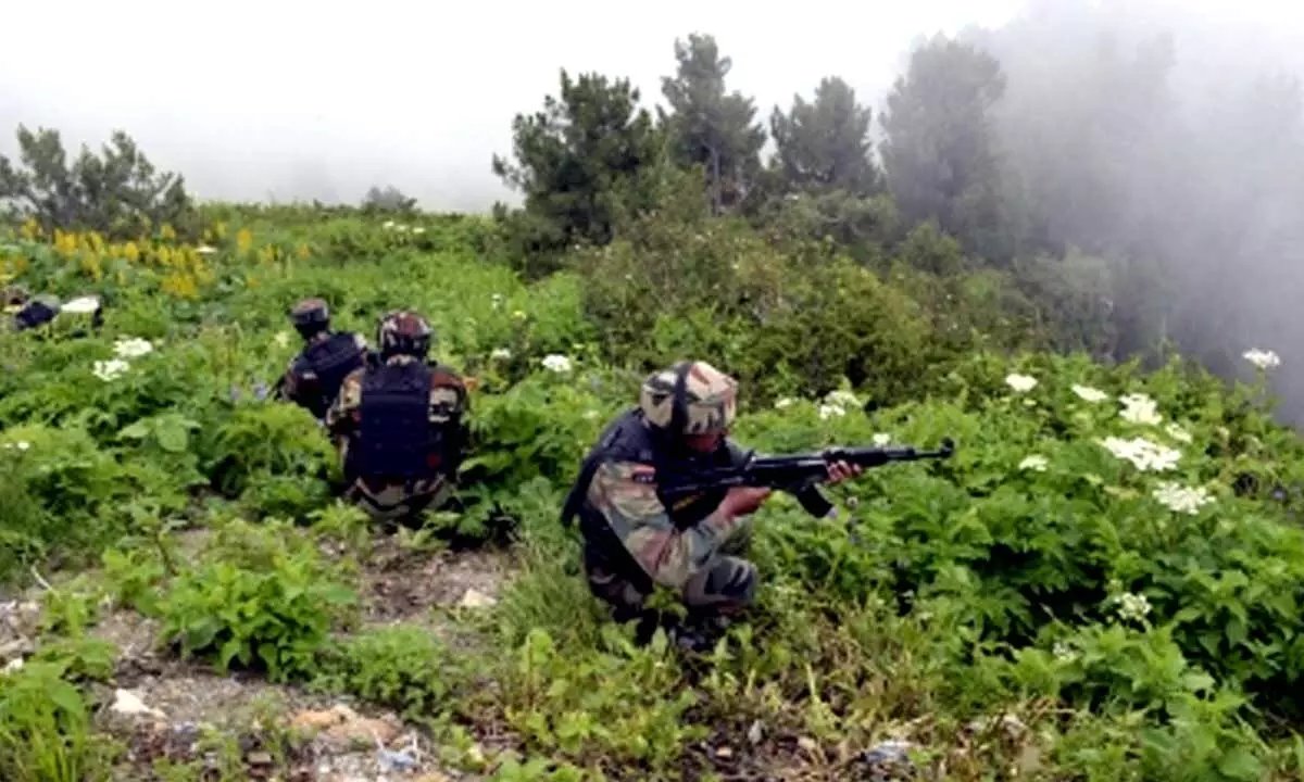 naaz_mahar's tweet image. ADG #BSF Satish S Khandare: “Historically, infiltration attempts rise before winter.
Our personnel are on high alert.
We are committed to preventing any cross-border movement of terrorists.” #SecurityForces #Kashmir