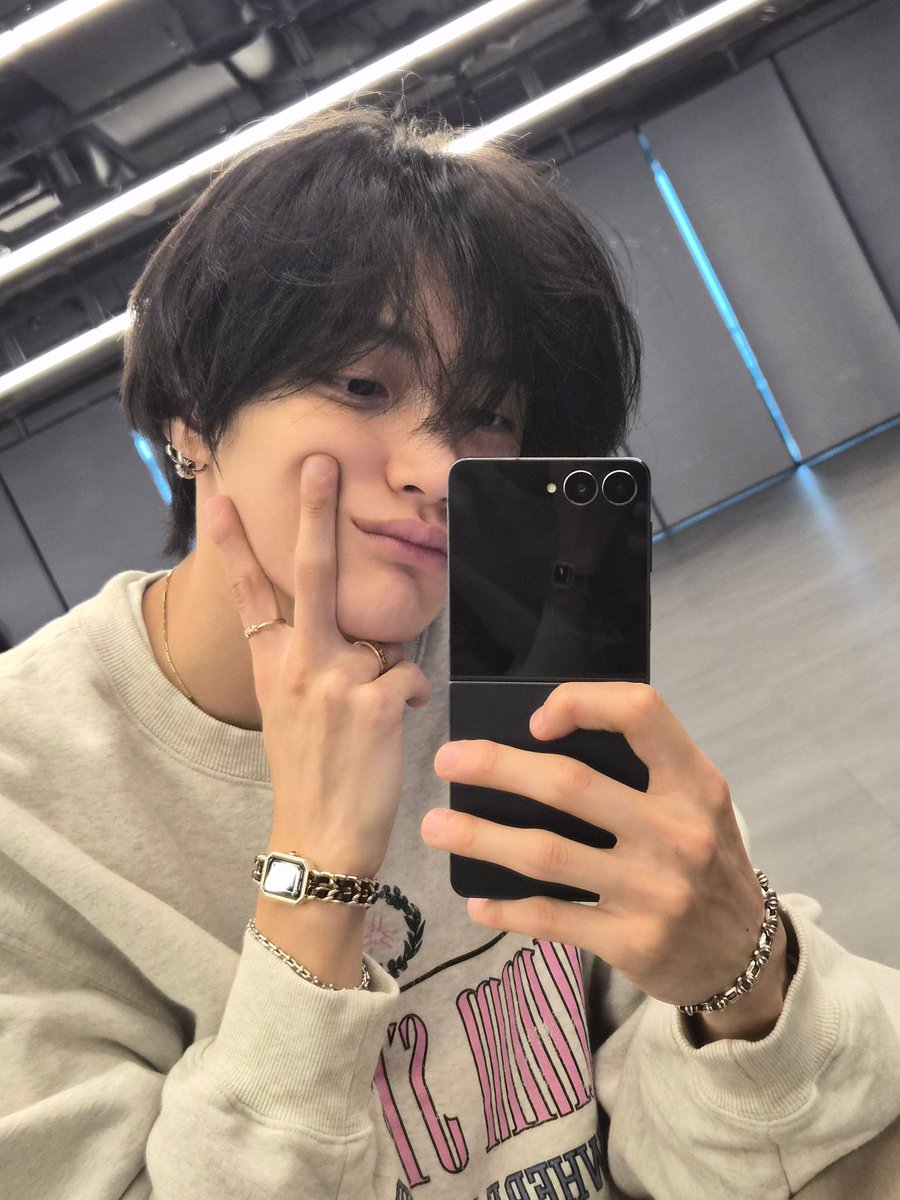부스스 생머리 쓰담쓰담하고 싶어