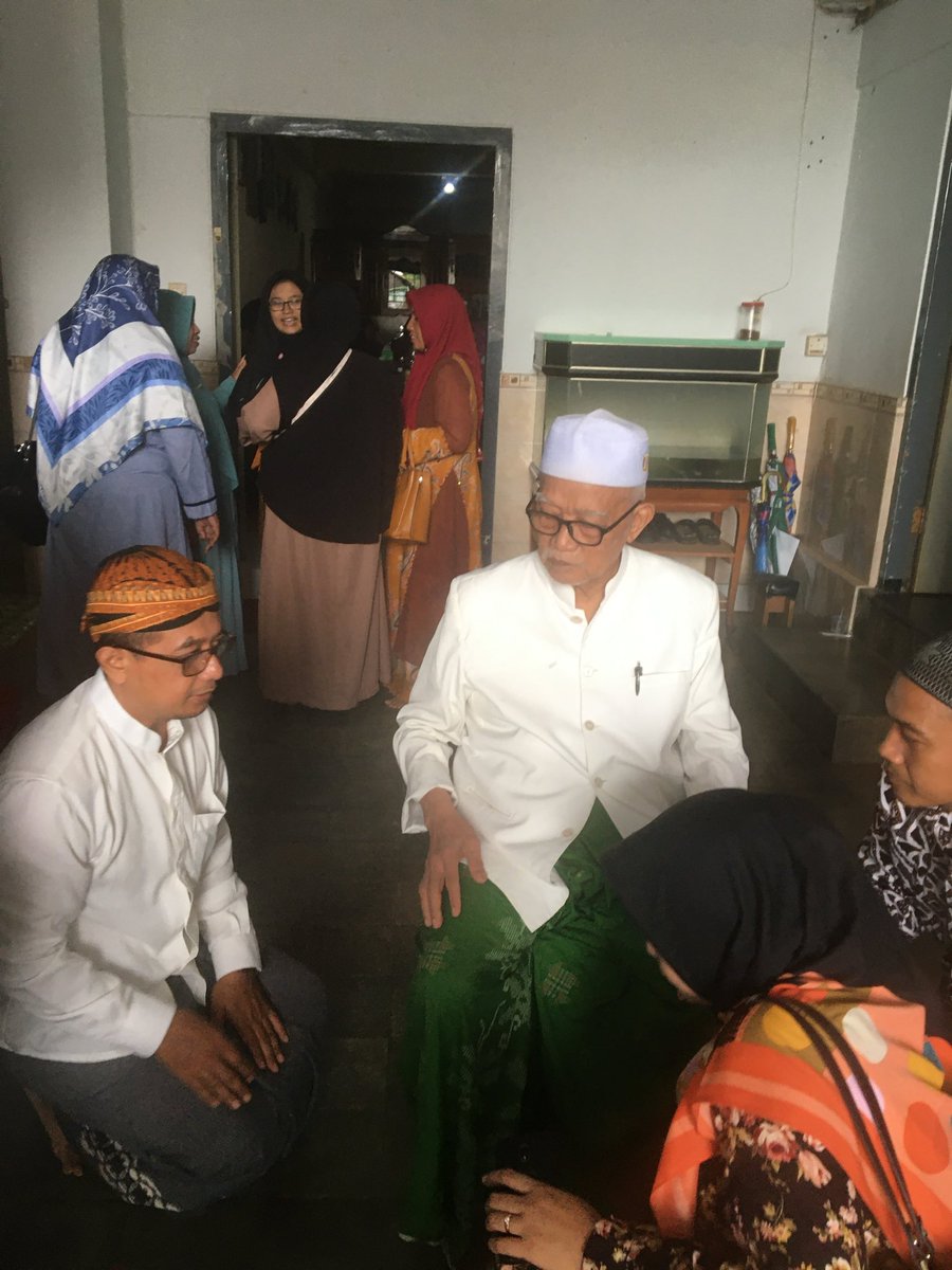 Gindzo's tweet photo. @na_dirs @TRANS7 Sehat2 Mbah KH Anwar Manshur… https://t.co/1nY4KkIIyn