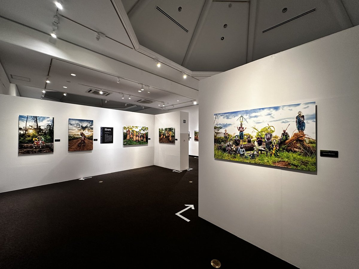 沖縄最終日、最後はヨシダナギ写真展へ。
世界中の民族の鮮やかなペイントや衣装、身に纏う現地の人々の写真を堪能。