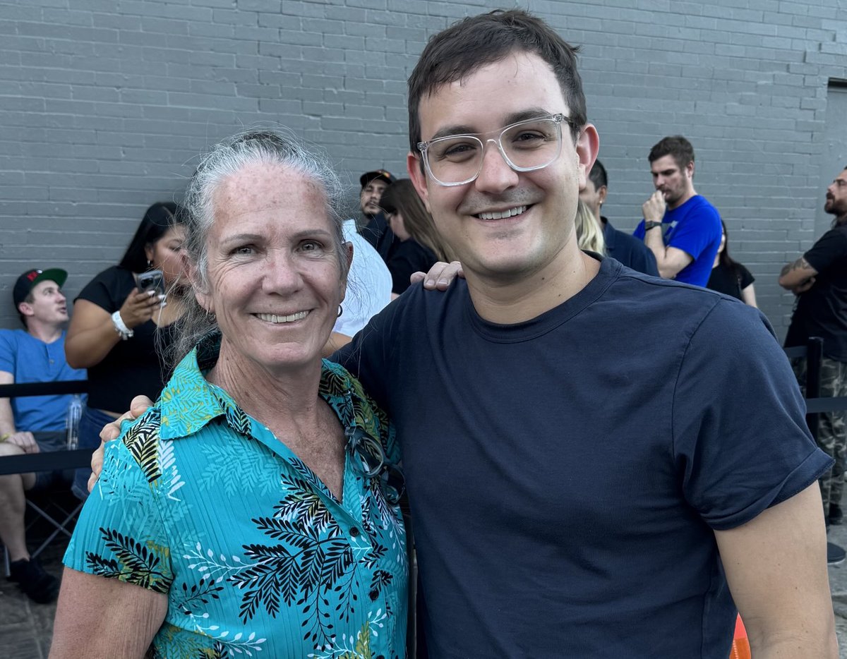 GrannySnakebite's tweet image. It’s always great to meet #killtony fans. They definitely have a higher IQ than SNL fans. Harrison is a case in point.