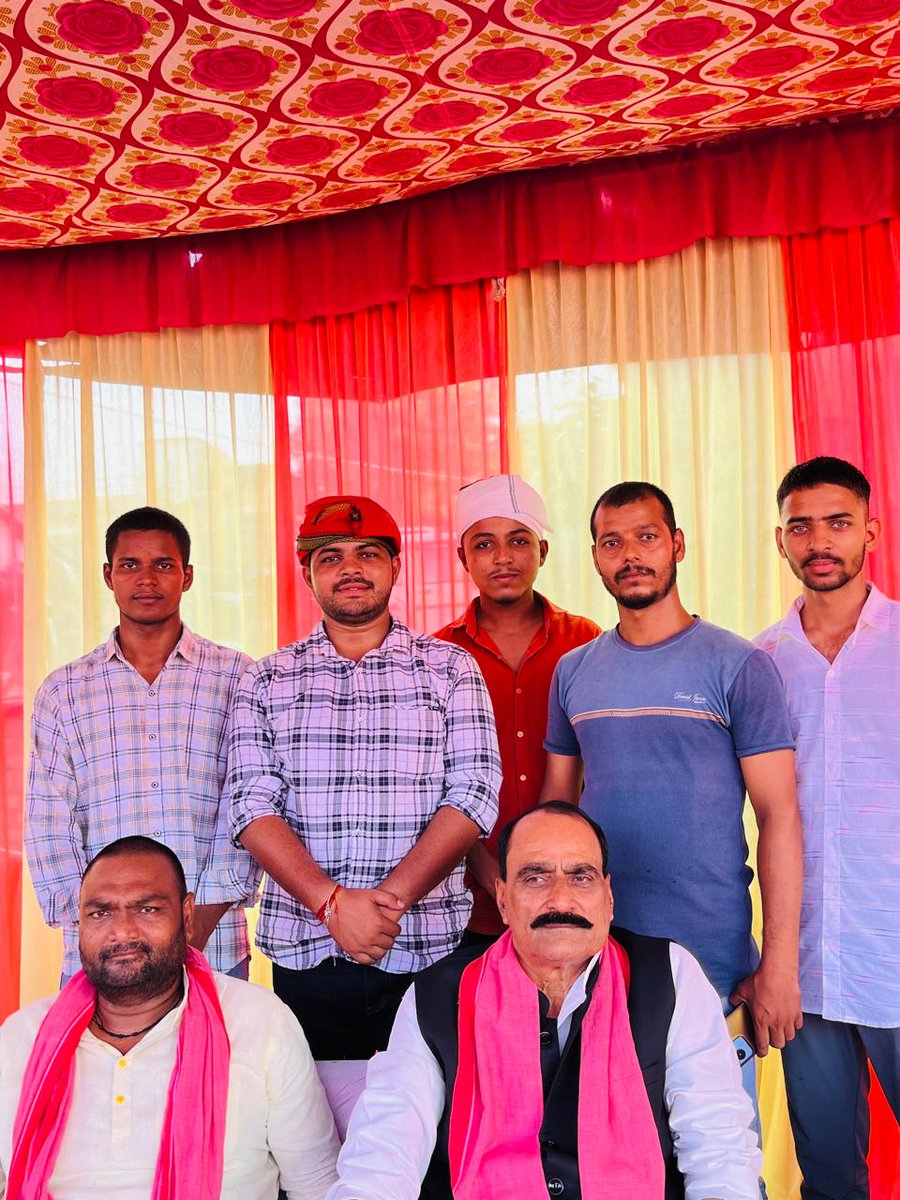 Adeshpyadav's tweet photo. हमारे मा• विधायक प्रभु नारायण सिंह यादव (@Prabhunarayan99 )जी आज हमारे निवास स्थान पर बिरहा व विशाल भंडारे में शामिल हुए 🙏🏻

#samajwadiparty🚲

#samajwadiparty🚲 https://t.co/1B93AaHVfr