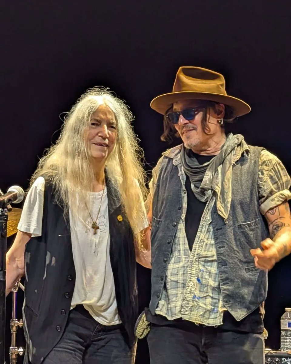 Johnny_depp_ru_'s tweet image. JD in concert Patti Smith in London

Absolutely love

#JohnnyDepp #depphead #justiceforjohnnydepp #JohnnyDeppIsABeautifulSoul #ThankYouDior #dior #JohnnyDeppIsALegend