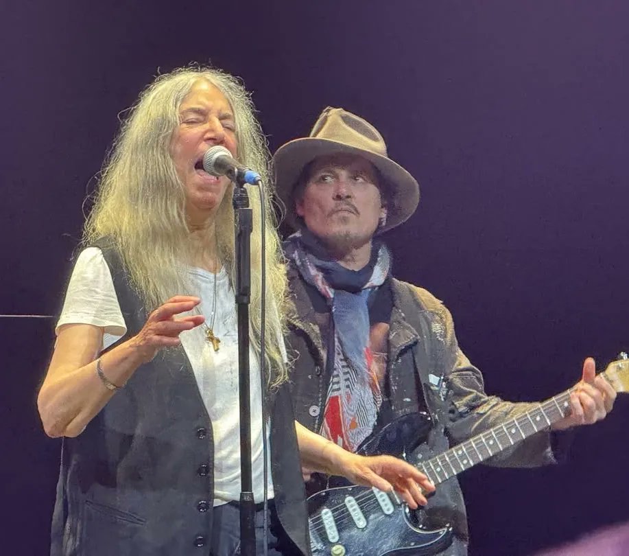Johnny_depp_ru_'s tweet image. JD in concert Patti Smith in London

Absolutely love

#JohnnyDepp #depphead #justiceforjohnnydepp #JohnnyDeppIsABeautifulSoul #ThankYouDior #dior #JohnnyDeppIsALegend