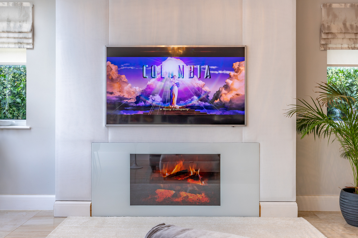 ClarkeInfinity's tweet image. Cosy vibes, even when it’s getting chilly outside. Over and above just functionality, expert design can change the ambience, as well as the look, of your space. For smart solutions to make you feel even more at home, speak to #ClarkeInfinity. 

#MediaWall #SmartHomeDesign