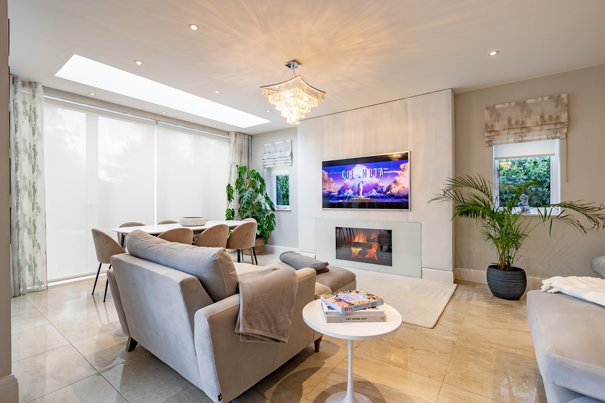 ClarkeInfinity's tweet image. Cosy vibes, even when it’s getting chilly outside. Over and above just functionality, expert design can change the ambience, as well as the look, of your space. For smart solutions to make you feel even more at home, speak to #ClarkeInfinity. 

#MediaWall #SmartHomeDesign