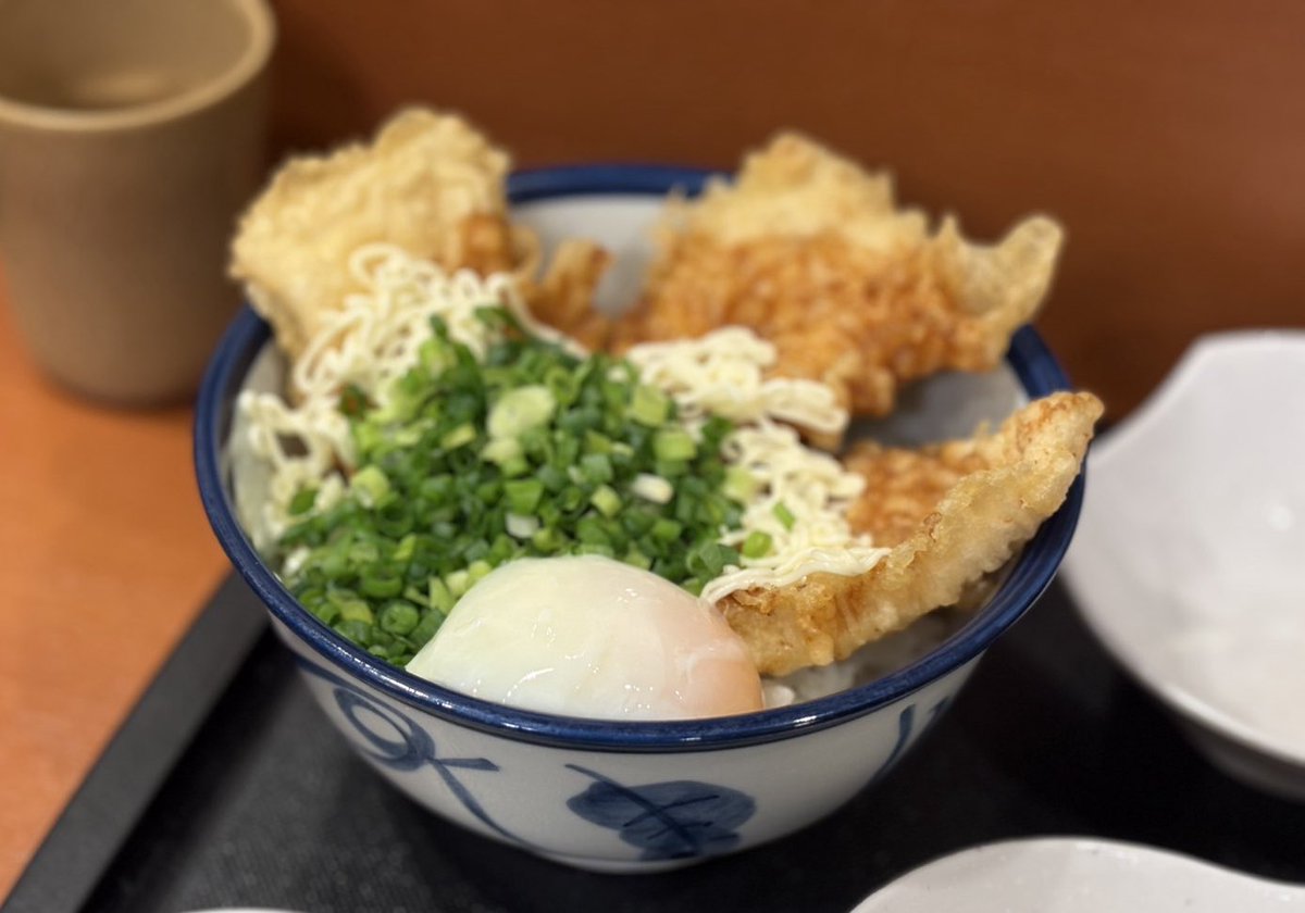 天丼てんやで「大分味一ねぎ」がたっぷり入った「鶏ねぎ天丼」が期間限定販売中🍚
さっそく食べに行ってきました！おいしかった〜🤤
とり天とあわせてぜひご賞味ください！

tenya.co.jp/menubook/kiset…