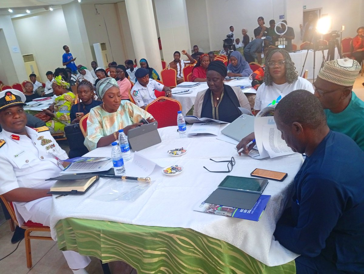 NnekaLolo's tweet image. At #SecureDFuture's #MentalHealth Conf. I spoke to students on digital wellbeing &amp;amp; self-regulation.

Some takeaways:
Use device settings to limit screen time &amp;amp; exposure to age-inappropriate content. Regularly disconnect and pick up offline hobbies.
#DigitalWellbeing #MentalHealth