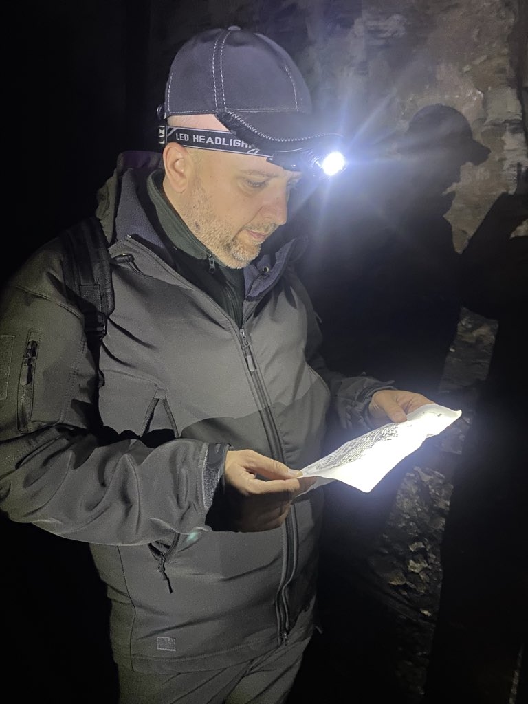 Поход в штольни. 
25 сентября там был пожар и соответственно запах гари полностью не выветрился. Мы прошли весь маршрут. Там гуляло 3 группы и еще 3 записалось после нас. 
Зачем нужно было там что-то жечь? Ну, шарахаются там любители экстрима, зачем пакостить